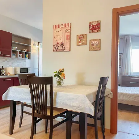 Urban Oasis, Central Location, Secure Parking Apartment